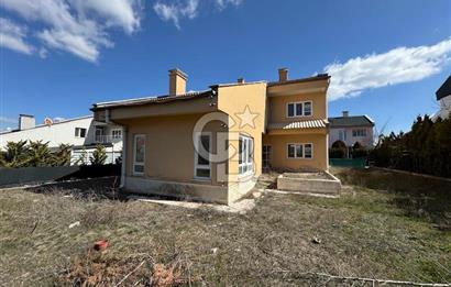 GÖLBAŞI KIREVLERİ SİTESİ'NDE NATAMAM SATILIK TRİPLEKS VİLLA