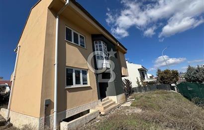 GÖLBAŞI KIREVLERİ SİTESİ'NDE NATAMAM SATILIK TRİPLEKS VİLLA