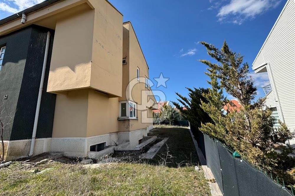 GÖLBAŞI KIREVLERİ SİTESİ'NDE NATAMAM SATILIK TRİPLEKS VİLLA