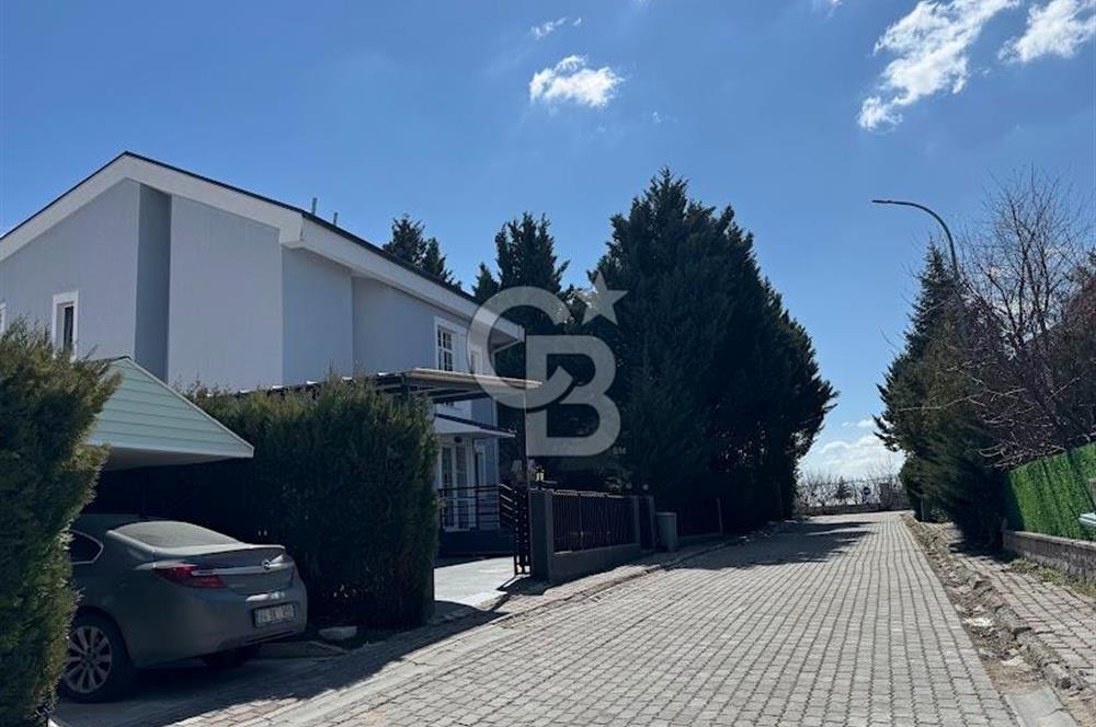 GÖLBAŞI KIREVLERİ SİTESİ'NDE NATAMAM SATILIK TRİPLEKS VİLLA