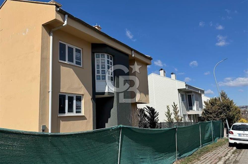 GÖLBAŞI KIREVLERİ SİTESİ'NDE NATAMAM SATILIK TRİPLEKS VİLLA