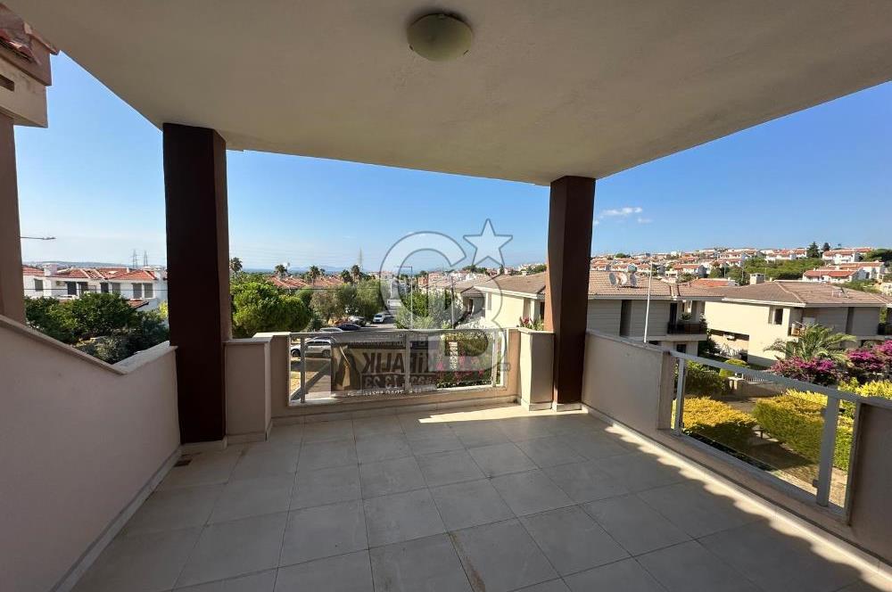 Çeşme Alaçatı `da Havuzlu Site İçerisinde 3+1 Kiralık Villa