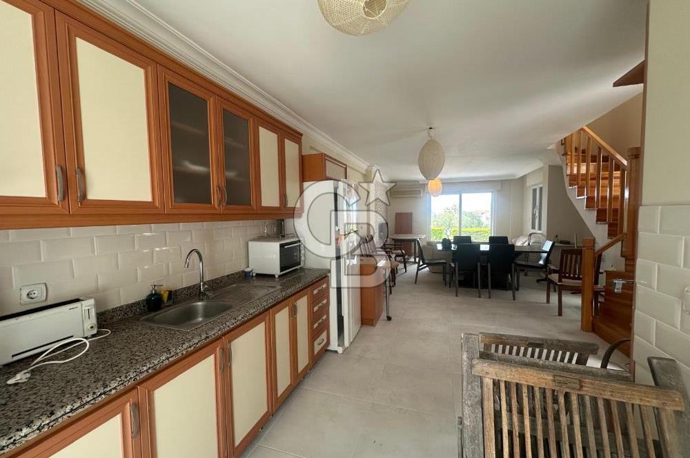 Çeşme Alaçatı `da Havuzlu Site İçerisinde 3+1 Kiralık Villa