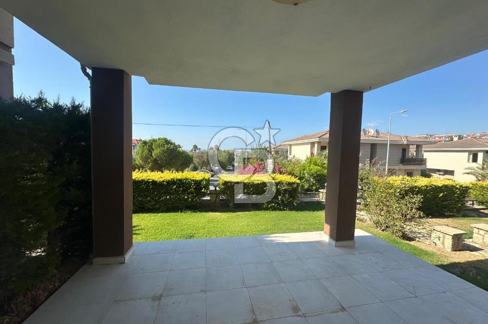 Çeşme Alaçatı `da Havuzlu Site İçerisinde 3+1 Kiralık Villa
