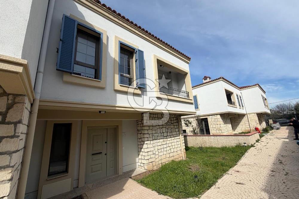 ÇANAKKALE MERKEZ ÇINARLI FULL BOĞAZ MANZARALI SATILIK 4+1 VİLLA