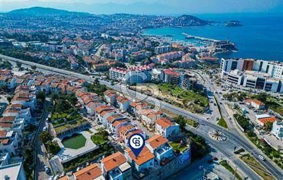 Kuşadası Bayraklıdede Efe Konakları'nda Kesintisiz Deniz Manzaralı Tripleks Villa