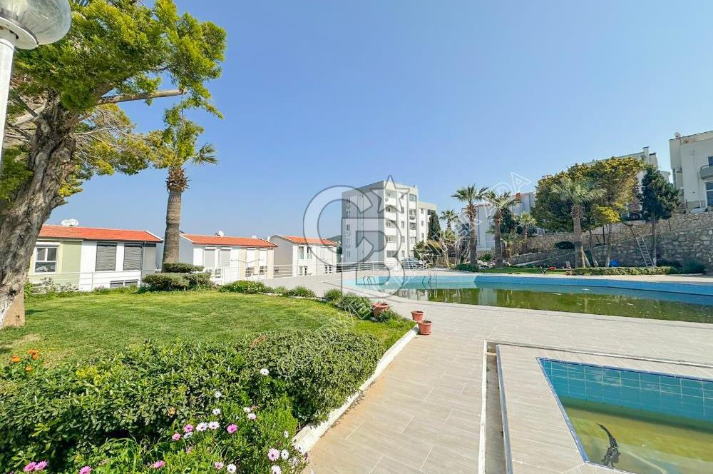 Kuşadası Bayraklıdede Efe Konakları'nda Kesintisiz Deniz Manzaralı Tripleks Villa