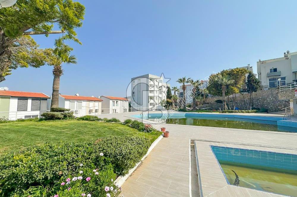 Kuşadası Bayraklıdede Efe Konakları'nda Kesintisiz Deniz Manzaralı Tripleks Villa