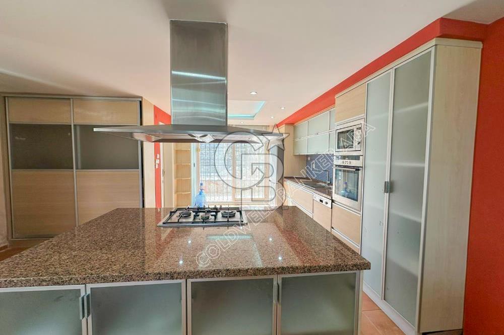 Kuşadası Bayraklıdede Efe Konakları'nda Kesintisiz Deniz Manzaralı Tripleks Villa