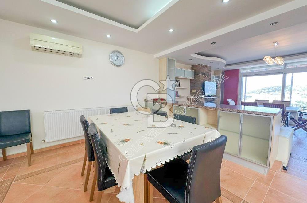 Kuşadası Bayraklıdede Efe Konakları'nda Kesintisiz Deniz Manzaralı Tripleks Villa