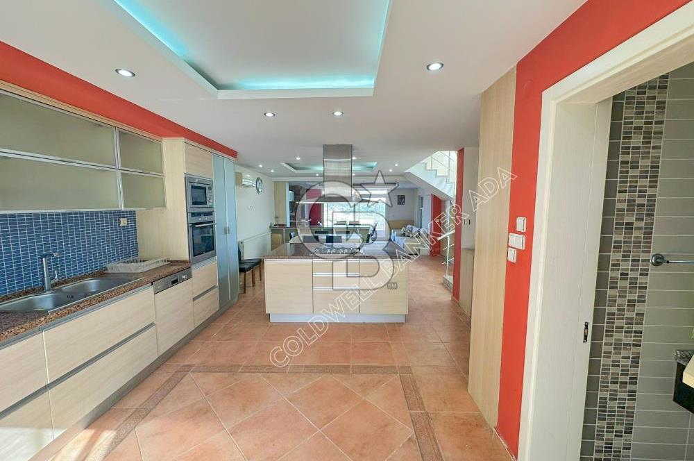 Kuşadası Bayraklıdede Efe Konakları'nda Kesintisiz Deniz Manzaralı Tripleks Villa