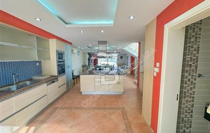 Kuşadası Bayraklıdede Efe Konakları'nda Kesintisiz Deniz Manzaralı Tripleks Villa