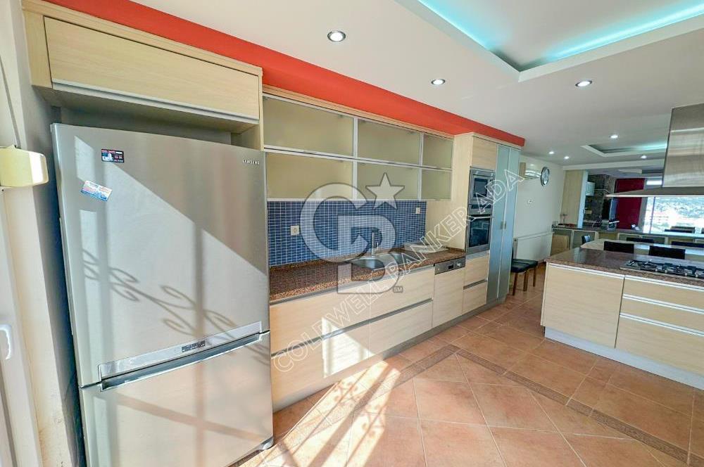 Kuşadası Bayraklıdede Efe Konakları'nda Kesintisiz Deniz Manzaralı Tripleks Villa