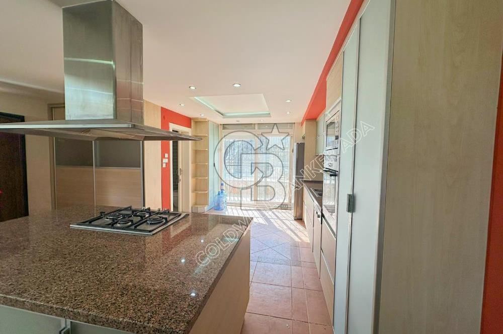 Kuşadası Bayraklıdede Efe Konakları'nda Kesintisiz Deniz Manzaralı Tripleks Villa