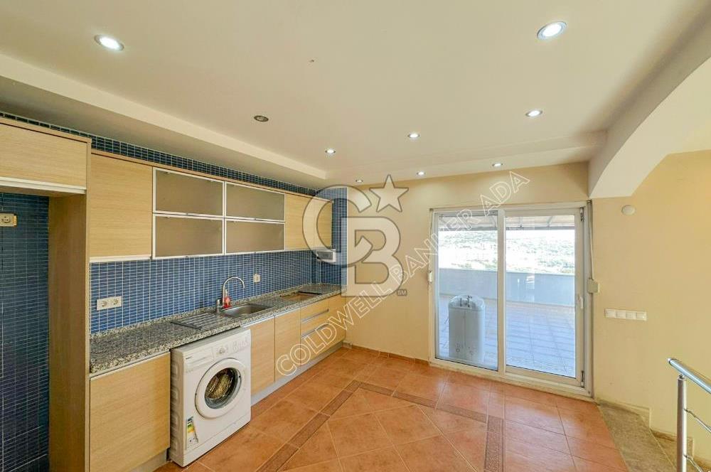 Kuşadası Bayraklıdede Efe Konakları'nda Kesintisiz Deniz Manzaralı Tripleks Villa