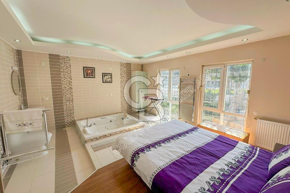 Kuşadası Bayraklıdede Efe Konakları'nda Kesintisiz Deniz Manzaralı Tripleks Villa