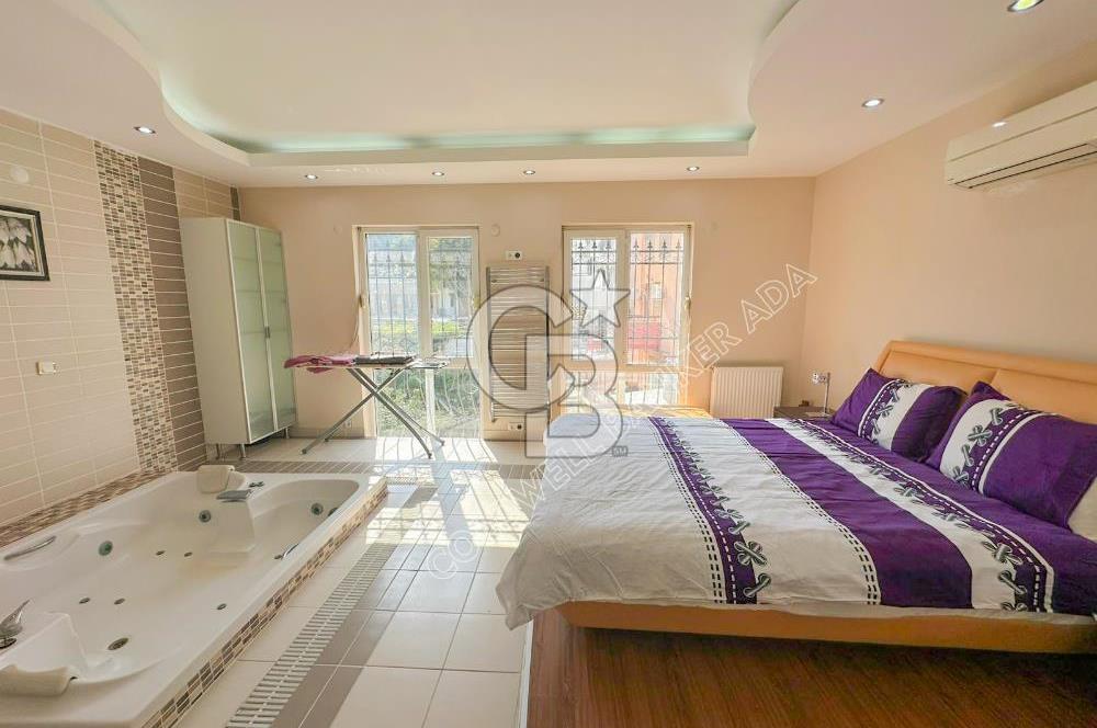 Kuşadası Bayraklıdede Efe Konakları'nda Kesintisiz Deniz Manzaralı Tripleks Villa