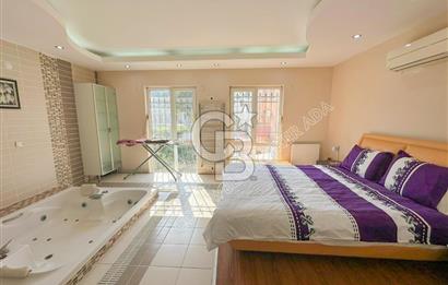 Kuşadası Bayraklıdede Efe Konakları'nda Kesintisiz Deniz Manzaralı Tripleks Villa