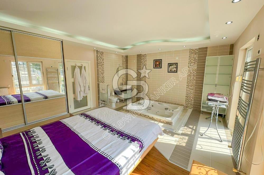 Kuşadası Bayraklıdede Efe Konakları'nda Kesintisiz Deniz Manzaralı Tripleks Villa