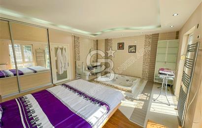 Kuşadası Bayraklıdede Efe Konakları'nda Kesintisiz Deniz Manzaralı Tripleks Villa