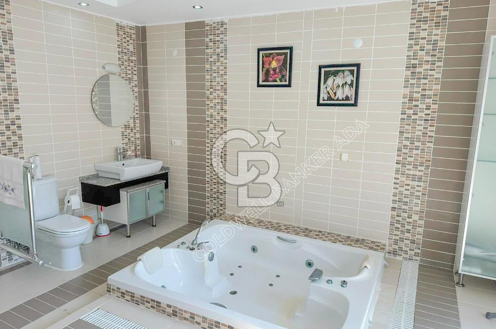 Kuşadası Bayraklıdede Efe Konakları'nda Kesintisiz Deniz Manzaralı Tripleks Villa