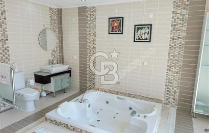 Kuşadası Bayraklıdede Efe Konakları'nda Kesintisiz Deniz Manzaralı Tripleks Villa