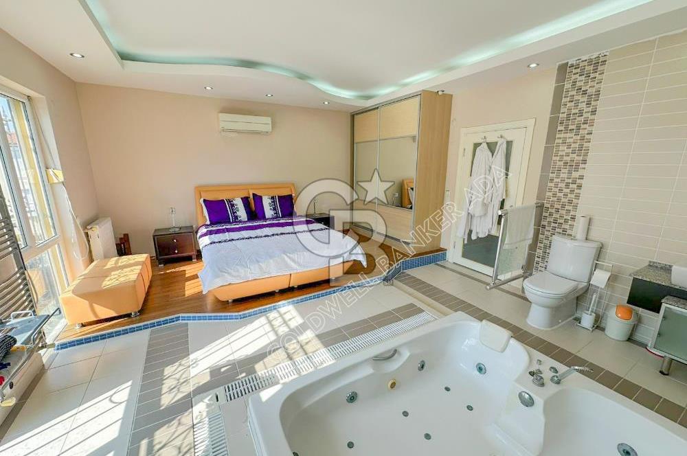 Kuşadası Bayraklıdede Efe Konakları'nda Kesintisiz Deniz Manzaralı Tripleks Villa