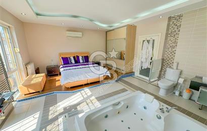 Kuşadası Bayraklıdede Efe Konakları'nda Kesintisiz Deniz Manzaralı Tripleks Villa