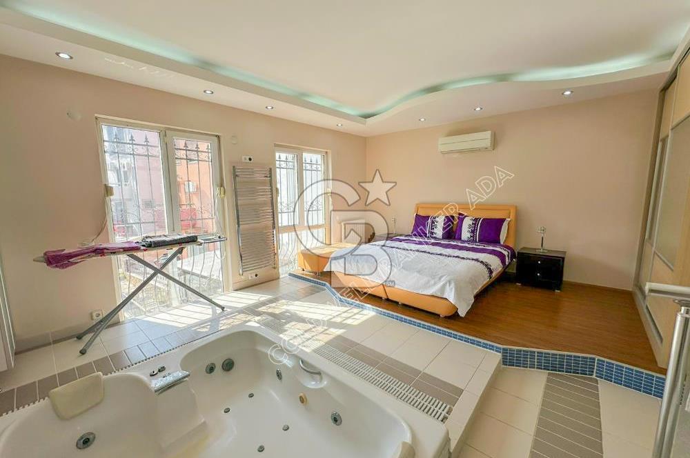 Kuşadası Bayraklıdede Efe Konakları'nda Kesintisiz Deniz Manzaralı Tripleks Villa