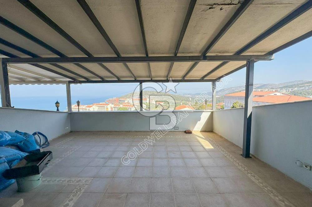 Kuşadası Bayraklıdede Efe Konakları'nda Kesintisiz Deniz Manzaralı Tripleks Villa