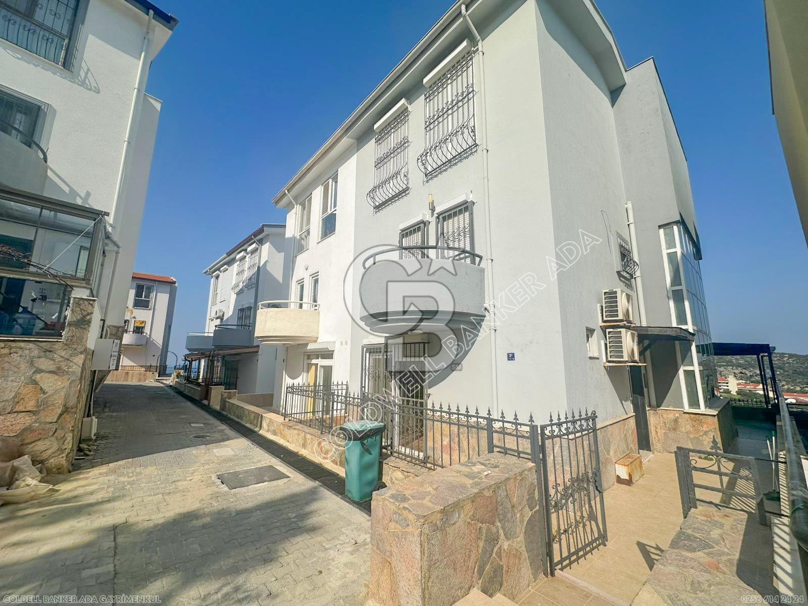 Kuşadası Bayraklıdede Efe Konakları'nda Kesintisiz Deniz Manzaralı Tripleks Villa