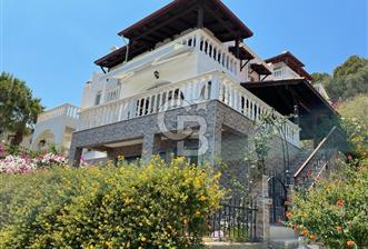 KIYIKIŞLACIK TA DENİZ MANZARALI GÜLÜMKIYI SİTESİNDE PLAJLI 3+1 BAHÇELİ TRİPLEKS VİLLA - 1 - 337930