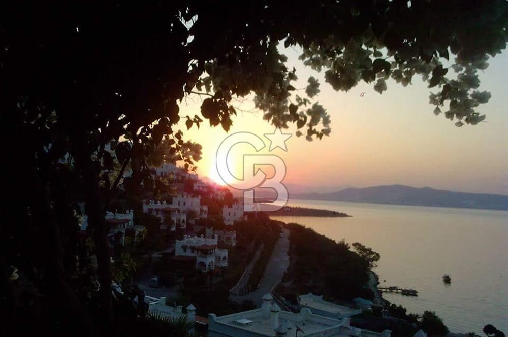 KIYIKIŞLACIK TA DENİZ MANZARALI GÜLÜMKIYI SİTESİNDE PLAJLI 3+1 BAHÇELİ TRİPLEKS VİLLA