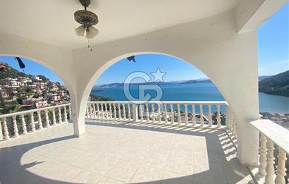 KIYIKIŞLACIK TA DENİZ MANZARALI GÜLÜMKIYI SİTESİNDE PLAJLI 3+1 BAHÇELİ TRİPLEKS VİLLA