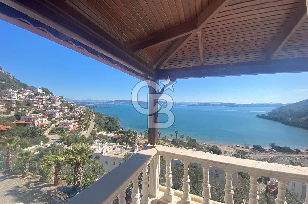 KIYIKIŞLACIK TA DENİZ MANZARALI GÜLÜMKIYI SİTESİNDE PLAJLI 3+1 BAHÇELİ TRİPLEKS VİLLA