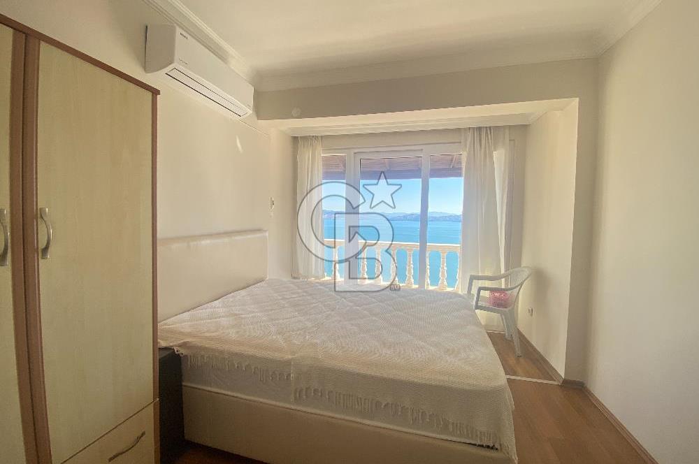 KIYIKIŞLACIK TA DENİZ MANZARALI GÜLÜMKIYI SİTESİNDE PLAJLI 3+1 BAHÇELİ TRİPLEKS VİLLA