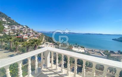 KIYIKIŞLACIK TA DENİZ MANZARALI GÜLÜMKIYI SİTESİNDE PLAJLI 3+1 BAHÇELİ TRİPLEKS VİLLA