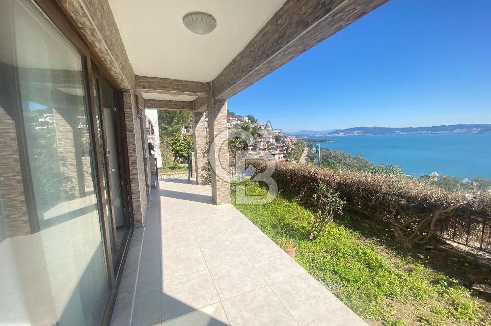 KIYIKIŞLACIK TA DENİZ MANZARALI GÜLÜMKIYI SİTESİNDE PLAJLI 3+1 BAHÇELİ TRİPLEKS VİLLA