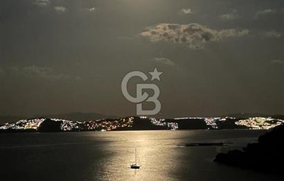 KIYIKIŞLACIK TA DENİZ MANZARALI GÜLÜMKIYI SİTESİNDE PLAJLI 3+1 BAHÇELİ TRİPLEKS VİLLA