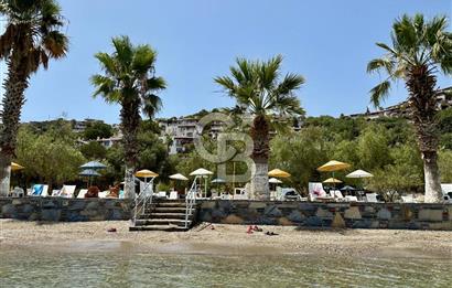 KIYIKIŞLACIK TA DENİZ MANZARALI GÜLÜMKIYI SİTESİNDE PLAJLI 3+1 BAHÇELİ TRİPLEKS VİLLA