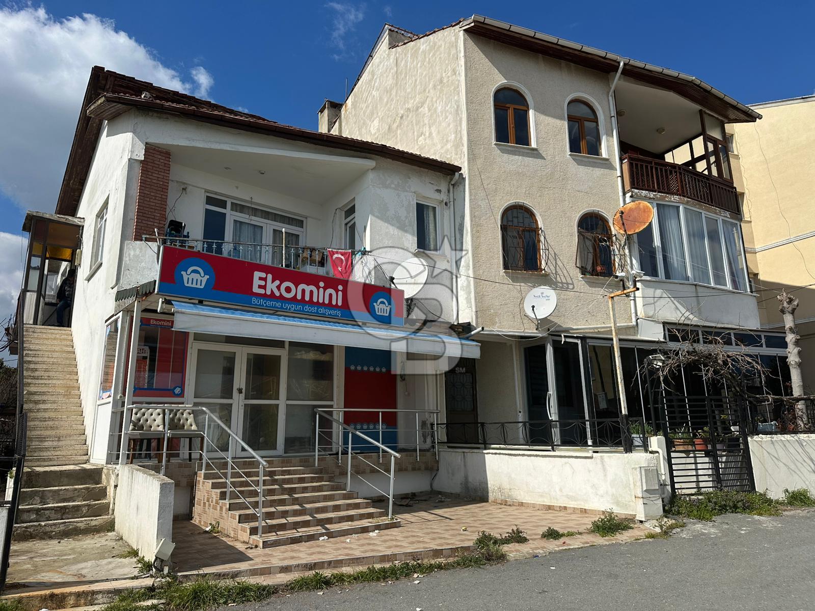 Silivri Selimpaşa’da Deniz Manzaralı, İşyeri + Konut Kullanımlı Satılık Bina – İmarlı Arsa Avantajı