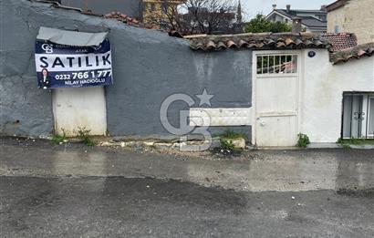 URLA YENİ MAHALLEDE SANAT SOKAĞINA ÇOK YAKIN SATILIK AVLULU EV