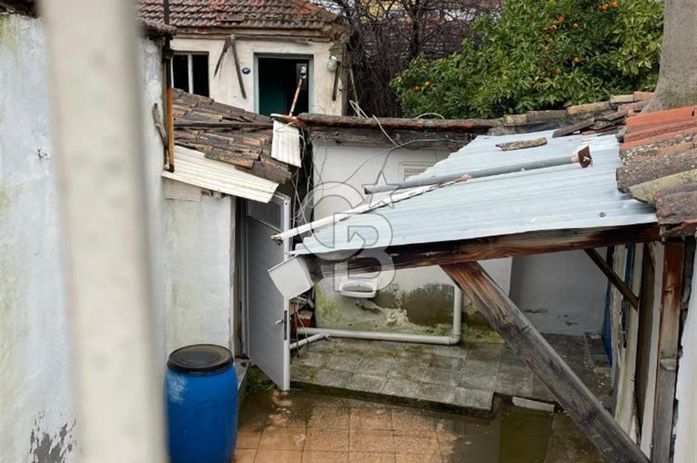 URLA YENİ MAHALLEDE SANAT SOKAĞINA ÇOK YAKIN SATILIK AVLULU EV