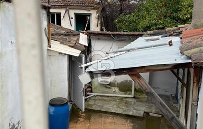 URLA YENİ MAHALLEDE SANAT SOKAĞINA ÇOK YAKIN SATILIK AVLULU EV