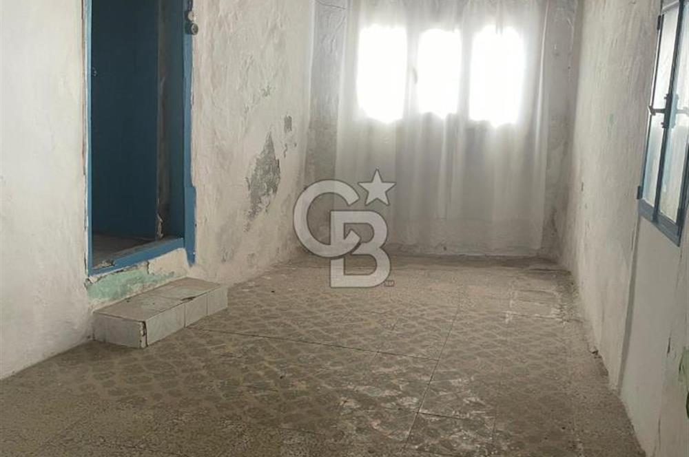 URLA YENİ MAHALLEDE SANAT SOKAĞINA ÇOK YAKIN SATILIK AVLULU EV