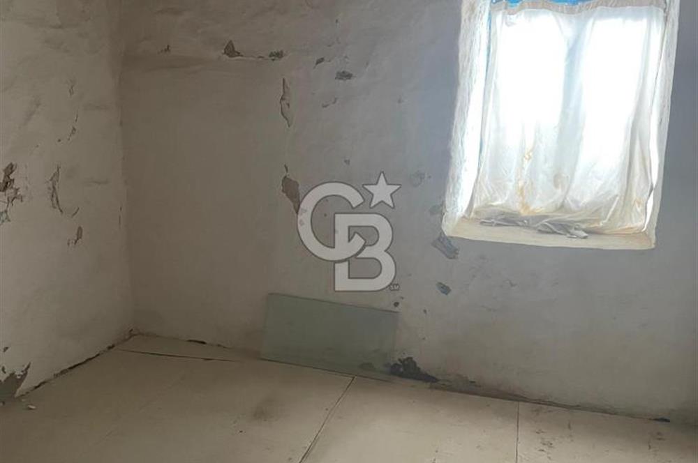 URLA YENİ MAHALLEDE SANAT SOKAĞINA ÇOK YAKIN SATILIK AVLULU EV