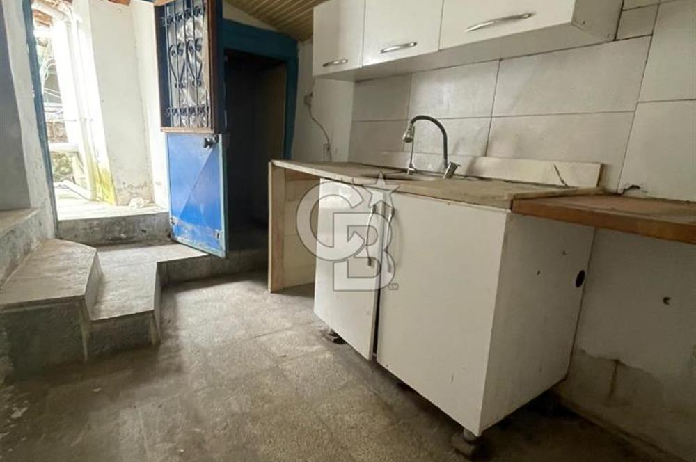 URLA YENİ MAHALLEDE SANAT SOKAĞINA ÇOK YAKIN SATILIK AVLULU EV