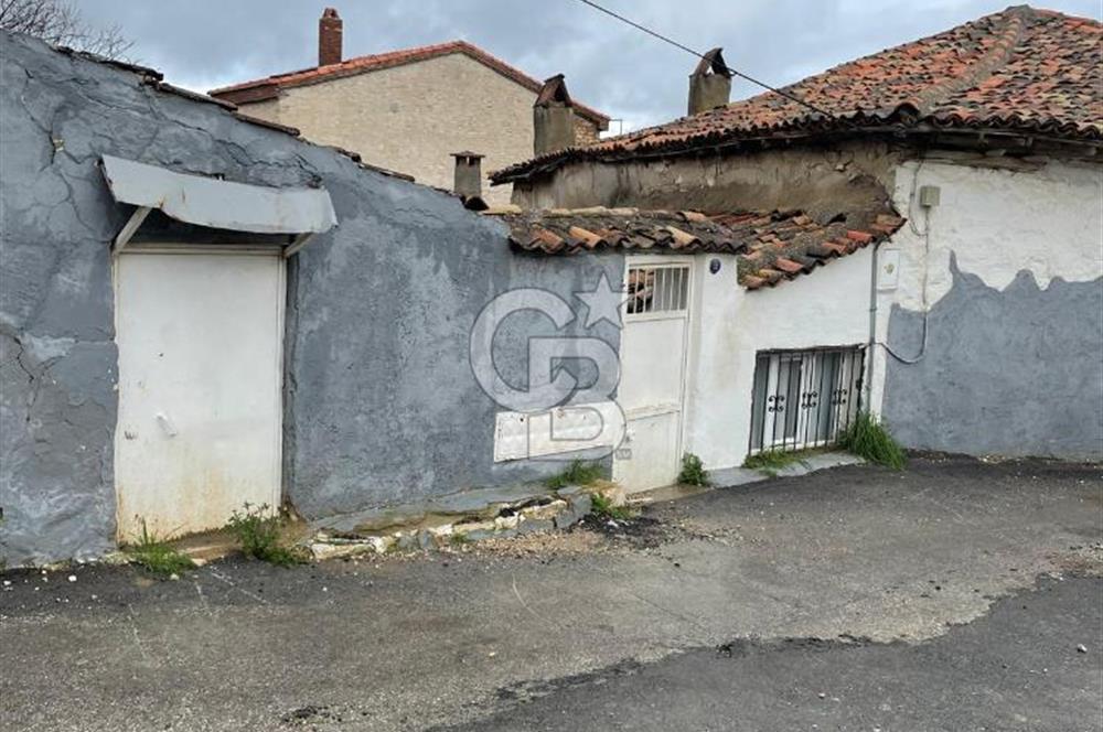 URLA YENİ MAHALLEDE SANAT SOKAĞINA ÇOK YAKIN SATILIK AVLULU EV