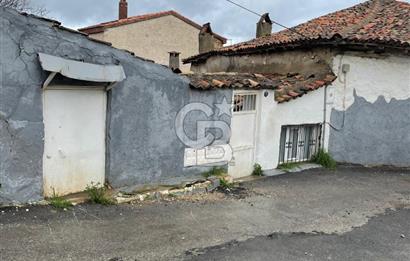 URLA YENİ MAHALLEDE SANAT SOKAĞINA ÇOK YAKIN SATILIK AVLULU EV