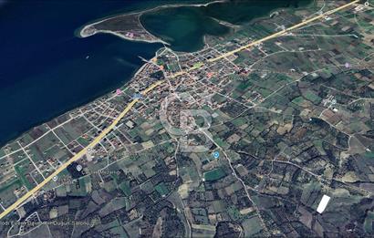 ÇARDAK’TA DENİZ MANZARALI CEVİZ AĞAÇLI SATILIK TARLA